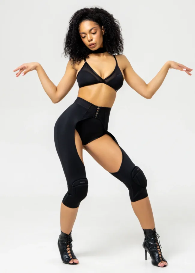 1Queens Kyiv 1236 scaled – Adjustable Thigh High Knee pads – INFINITY – Black Adjustable Thigh High Knee pads – INFINITY – Black - 1Queens Kyiv 1236 scaled